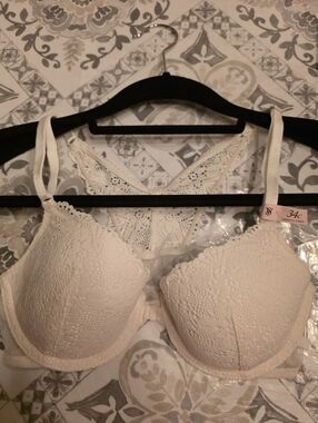 Victoria's Secret Front-Close, Lined Demi Bra 34C Cream Angel Wing Lace Back